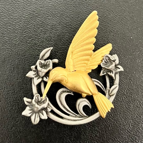 Vintage JJ Jonette Hummingbird and Daffodil Pin - Picture 2 of 3